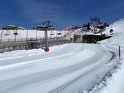 Covered conveyor belt and practice slope at Trübsee