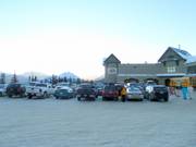 Short-term parking zone at the Caribou Chalet