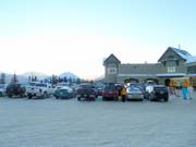 Short-term parking zone at Caribou Chalet