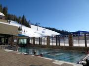 Après-ski in the pool