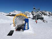 Conveyor belt next to the glacier restaurant at an altitude of 2,750 m