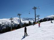 Chairlifts Mosta and Plato cross each other