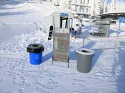 There are plenty of waste bins available in the ski area.
