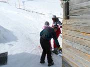 Assistance during boarding of the t-bar lift