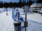 Tissue station with waste bin in the ski area