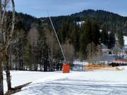 Snow production with snow guns in the base area