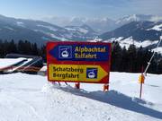 Clear signposting at the middle station of the Alpbachtal-Wildschönau connecting lift
