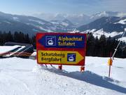 Clear signage at the mid-station of the Alpbachtal-Wildschönau connecting lift