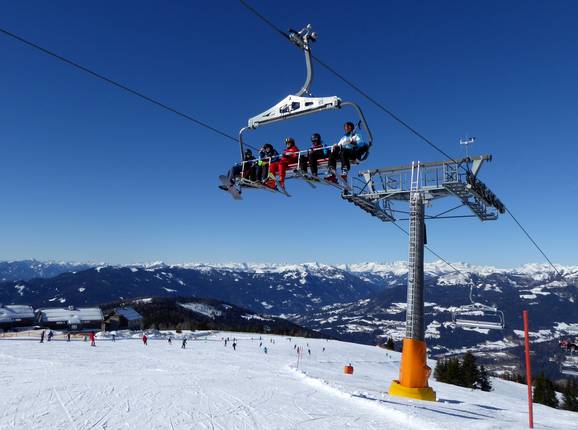 Wide slopes at the Neugarten 8er-Carving Jet chairlift