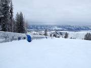 Practice slope with conveyor belt at the mountain station
